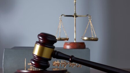 Scrivania di uno studio legale con contratti e codici aperti