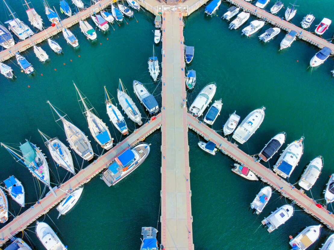 Marina con più yacht di lusso ormeggiati