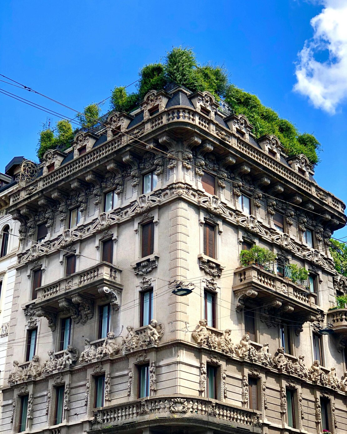 Edificio moderno utilizzato come studentato di lusso a Milano