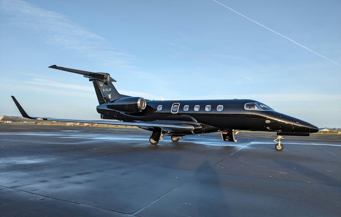 Jet privato pronto al decollo su pista illuminata