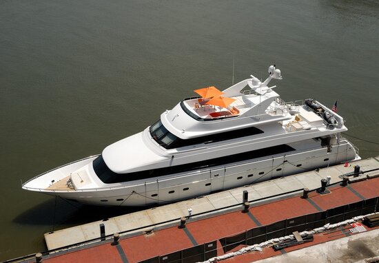 Contratto di charter yacht firmato su un tavolo di teak a bordo