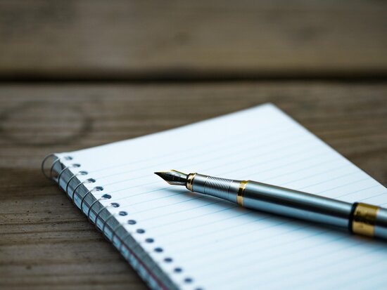 Firma di un accordo di riservatezza su carta intestata