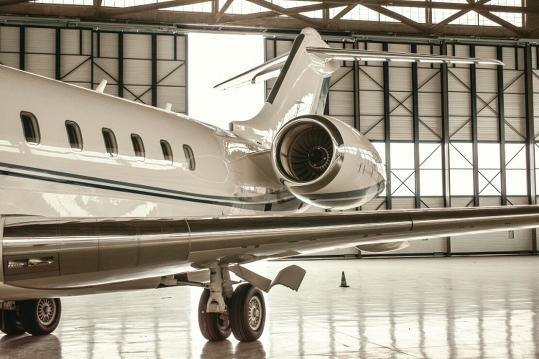 Jet privato pronto al decollo in un aeroporto esclusivo