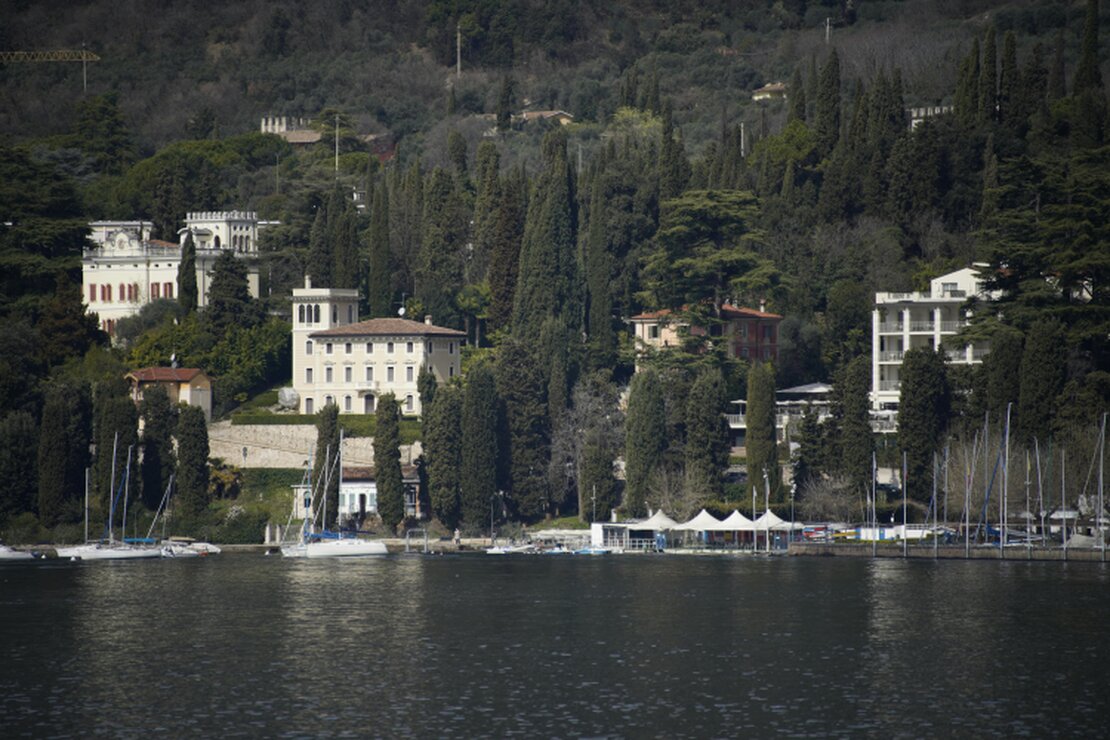 Borgo storico toscano convertito in retreat di lusso tra colline e vigneti