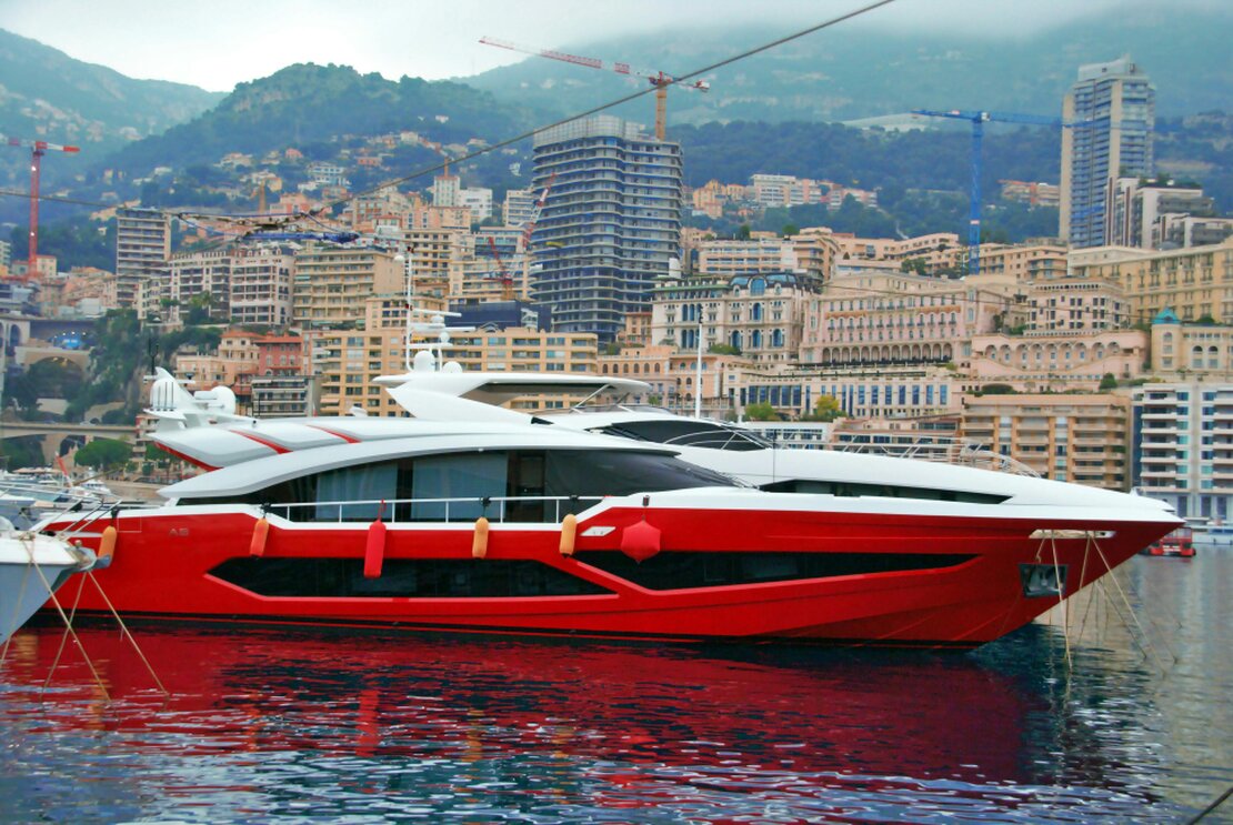 Yacht di lusso pronto per una crociera charter privata