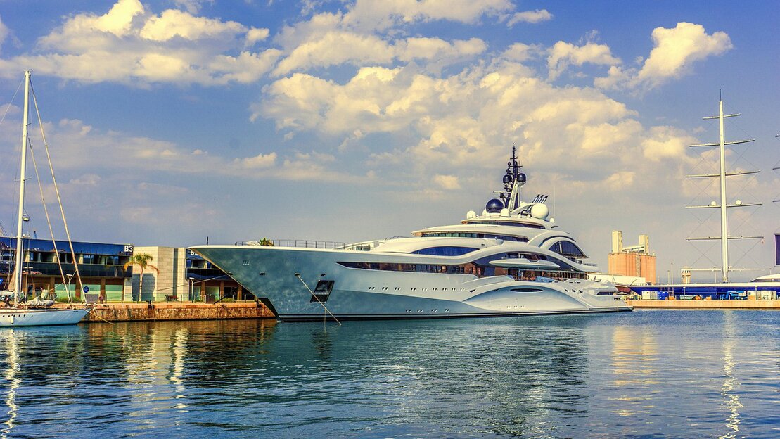 Superyacht a motore di lusso ancorato in rada con vista sul mare