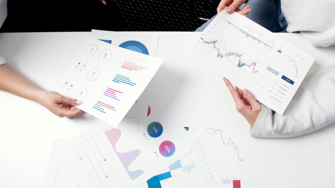 Professionisti al lavoro su documenti di investimento immobiliare