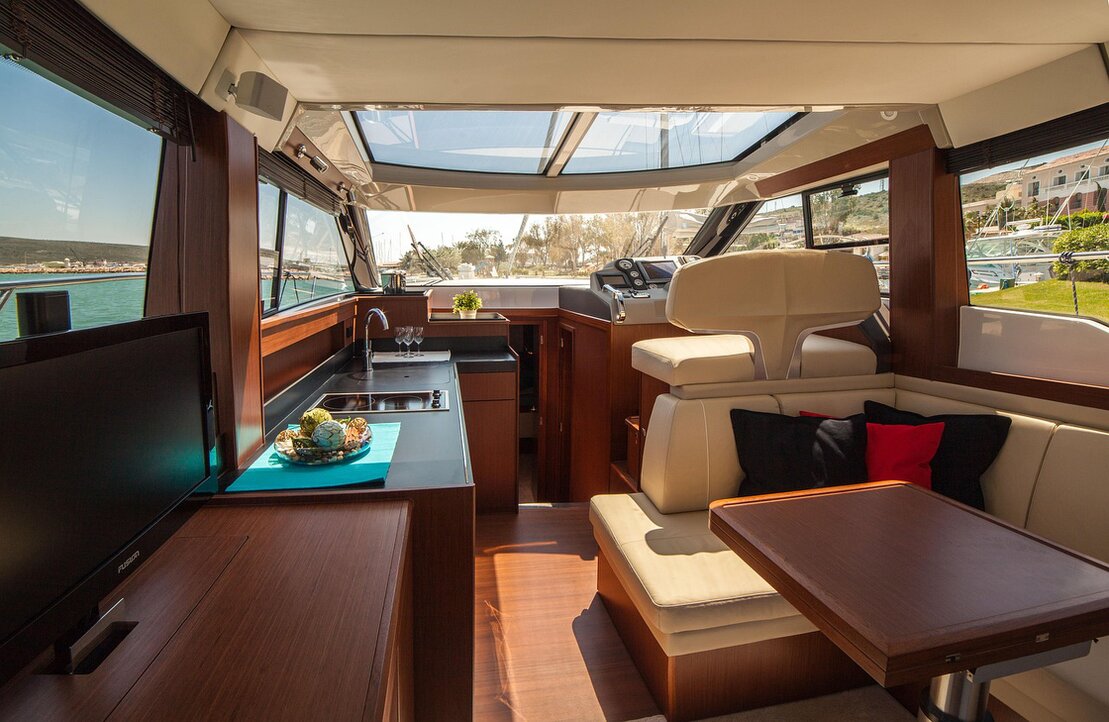 Yacht di lusso pronto per il charter in rada soleggiata