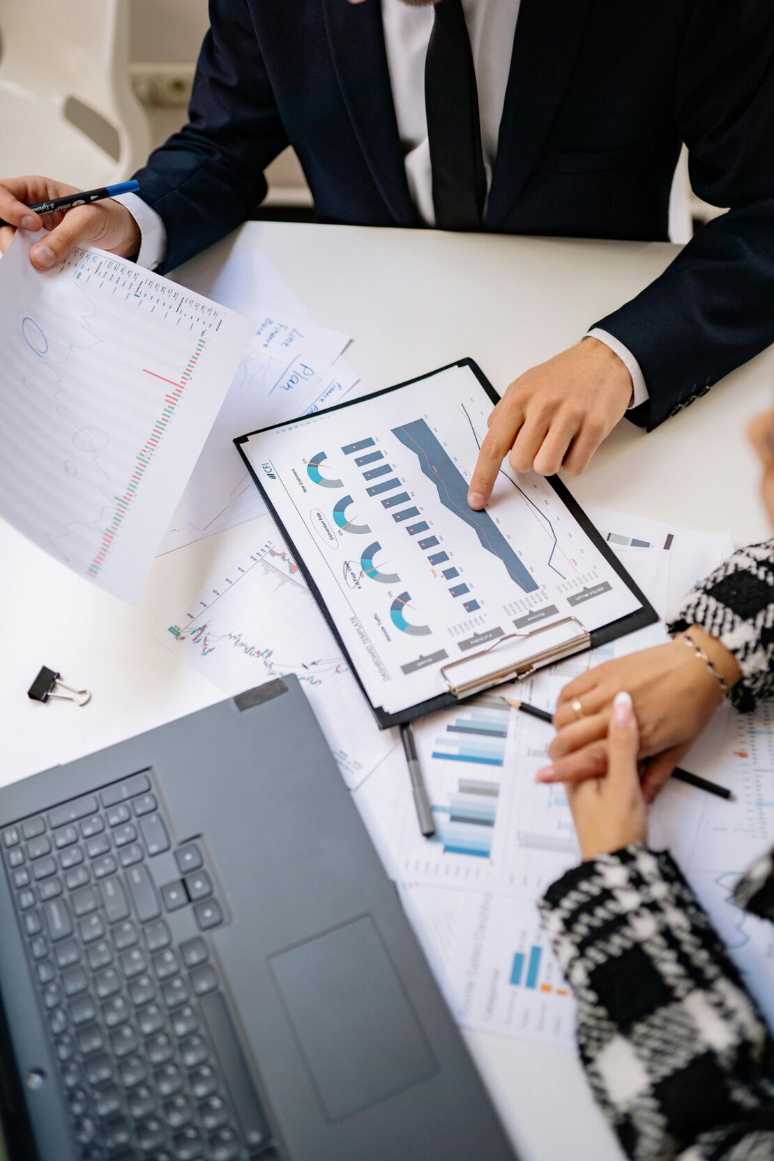 Incontro riservato tra investitori e consulenti per strutturare un’operazione