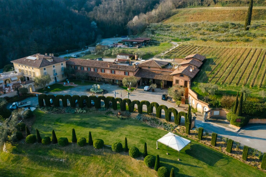 Veduta panoramica di un borgo storico immerso nel paesaggio collinare