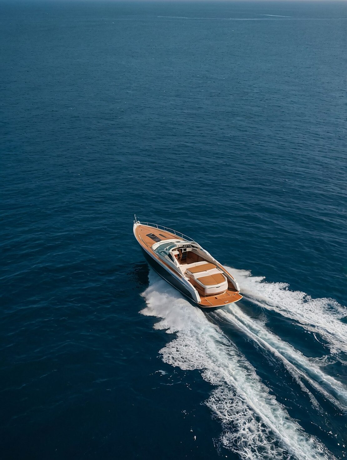 Combinazione di villa di lusso, yacht e jet privato in un’unica scena